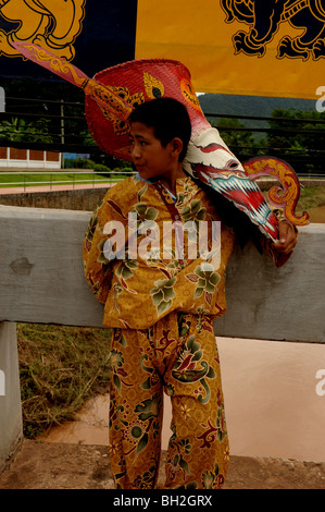 kleiner Junge hält Maske, Phitakon Festival, Dansai, Loei, thailand Stockfoto