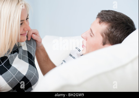 Beschnitten Nahaufnahme Seitenansicht des liebevollen paar auf der Couch entspannen. Querformat. Stockfoto