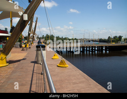 Ecuador. Stadt Guayaquil. Brücken in den Sumpf El Salado. Stockfoto