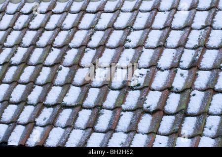 Schnee und Hagel Steinen auf Flachdachziegel Dach von einem Nebengebäude. Stockfoto