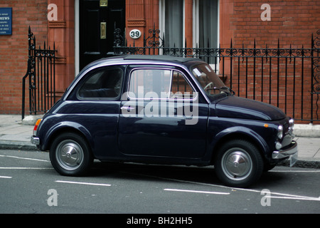 Fiat 500-Auto auf einer zentralen London Straße Stockfoto