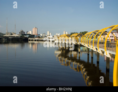 Ecuador. Stadt Guayaquil. Sumpf von El Salado. Fußgängerzone und dem Stadtzentrum an der Unterseite. Stockfoto