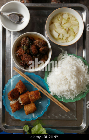 Bun Cha - gegrilltes Schweinefleisch Bratlinge + Reisnudeln, Hanoi, Vietnam Stockfoto