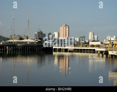 Ecuador. Stadt Guayaquil. Sumpf von El Salado. Fußgängerzone und dem Stadtzentrum an der Unterseite. Stockfoto