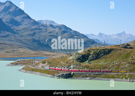 RHAETISCHE BAHN RHÄTISCHE BAHN, BERNINAPASS, KÜNSTLICHE SEE LAGO BIANCO, ENGADIN, GRAUBÜNDEN, SCHWEIZ Stockfoto