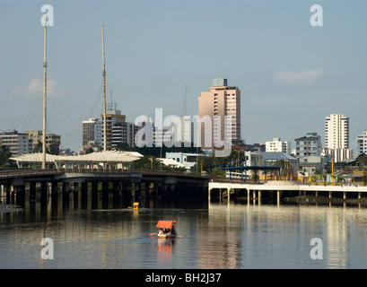 Ecuador. Stadt Guayaquil. Sumpf von El Salado. Fußgängerzone und dem Stadtzentrum an der Unterseite. Stockfoto