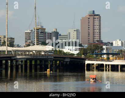 Ecuador. Stadt Guayaquil. Sumpf von El Salado. Fußgängerzone und dem Stadtzentrum an der Unterseite. Stockfoto