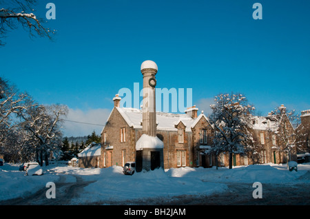 Kriegerdenkmal im Winter, Grantown auf Spey High Street, Hochland, Schottland Stockfoto