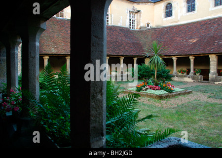 KREUZGANG DES EHEMALIGEN SAINT-FRANCOIS KLOSTER, 17. JAHRHUNDERT, MORTAGNE-AU-PERCHE, ORNE (61), NORMANDIE, FRANKREICH Stockfoto