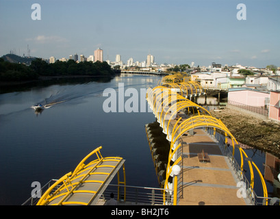 Ecuador. Stadt Guayaquil. Sumpf von El Salado. Fußgängerzone und dem Stadtzentrum an der Unterseite. Stockfoto