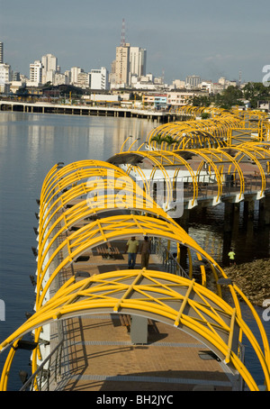 Ecuador. Stadt Guayaquil. Sumpf von El Salado. Fußgängerzone und dem Stadtzentrum an der Unterseite. Stockfoto