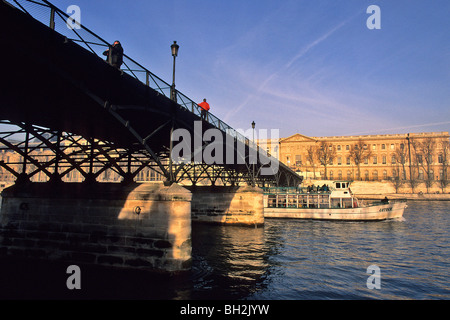 PONT DES ARTS UND DEM LOUVRE, PARIS 6. ARRONDISSEMENT, PARIS (75), FRANKREICH Stockfoto