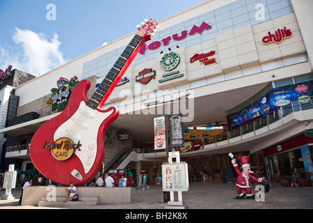 Forum-Shopping-Mall in der Hotelzone von Cancun, Mexiko. Stockfoto