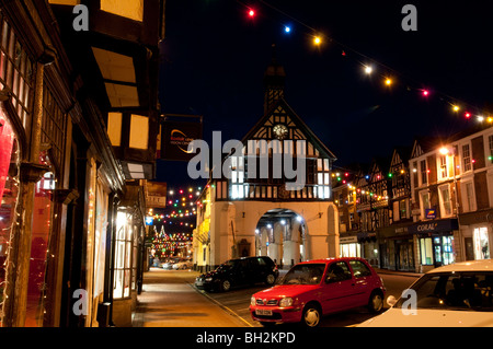 Rathaus von Bridgnorth, Shropshire, mit Weihnachtsbeleuchtung in der Nacht Stockfoto