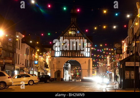 Rathaus von Bridgnorth, Shropshire, mit Weihnachtsbeleuchtung in der Nacht Stockfoto