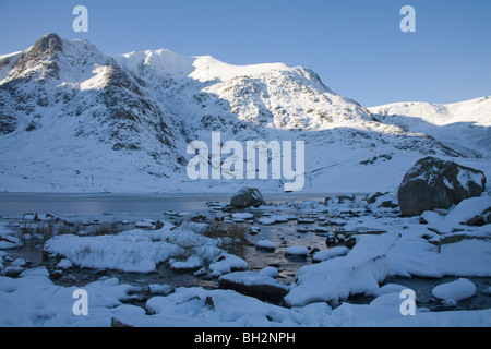 Ogwen Valley Conwy North Wales Januar Blick über den gefrorenen Llyn Idwal an einem verschneiten Wintertag Eryri Snowdonia National Park Stockfoto