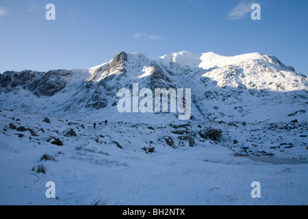 Ogwen Valley Conwy North Wales Januar Ein paar Wanderer wandern im Eryri Snowdonia National Park an einem verschneiten Wintertag Stockfoto