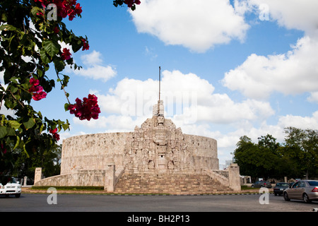 Monumento ein la Bandera oder Denkmal in die Heimat am Paseo de Montejo. Merida, Yucatan, Mexiko. Stockfoto