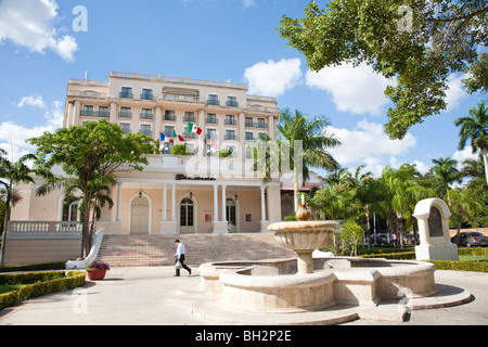Militärakademie Hotel entlang Paseo Montejo. Merida, Yucatan, Mexiko. Stockfoto
