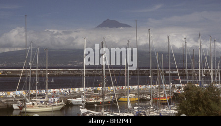 Hafen von Horta und Berg Pico, Faial, Azoren Stockfoto