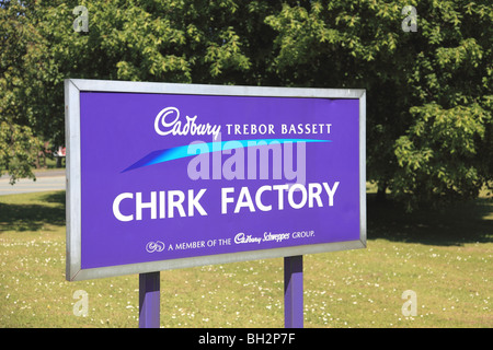 Der Fabrikprozesse Chirk Cadbury importiert rohe Kakaobohnen in Butter und feinen Spirituosen für Dairy Milk Produkte Stockfoto