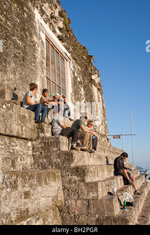 Touristen, die den Sonnenaufgang vom Tempel IV, Tempel der double headed Schlange zu beobachten. Tikal. Stockfoto