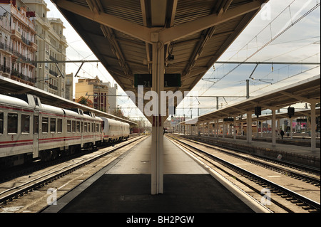 Eisenbahn-Strecken entfernt und leere Plattform in horizontaler position Stockfoto