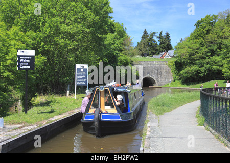 Ein Narrowboat aus Chirk Tunnel auf Chirk Aquädukt, wo die Llangollen Kanal die englischen/walisischen Grenze überquert Stockfoto