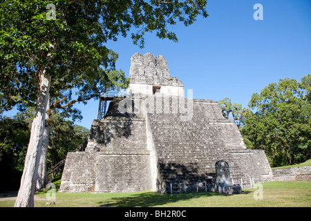 II. Tempel, Tempel der Masken Konstruktion in Tikal archäologischen Stätte. Guatemala. Stockfoto