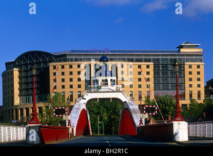 Ein Blick auf das Hilton Hotel und Drehbrücke, Newcastle Upon Tyne auf der Suche nach Newcastle in Richtung Gateshead Stockfoto