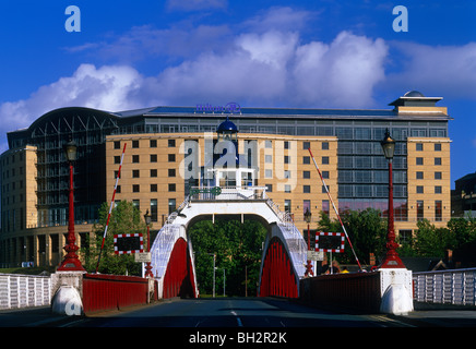 Ein Blick auf das Hilton Hotel und Drehbrücke, Newcastle Upon Tyne auf der Suche nach Newcastle in Richtung Gateshead Stockfoto