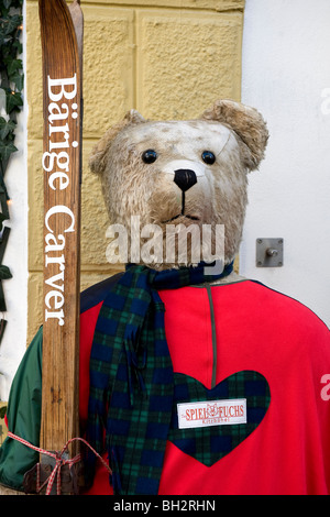 großer Teddybär außerhalb Skigeschäft, Kitzbühel, Österreich Stockfoto