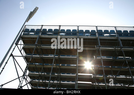 Stadionbestuhlung gemacht von Gerüsten mit Flutlicht Stockfoto