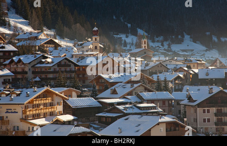 Dorf von Canazei im Winterschnee, Val Di Fassa, Dolomiten, Italien, Europa Stockfoto