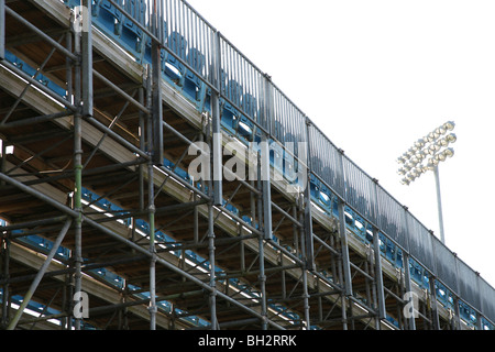 Stadionbestuhlung mit Flutlicht Stockfoto