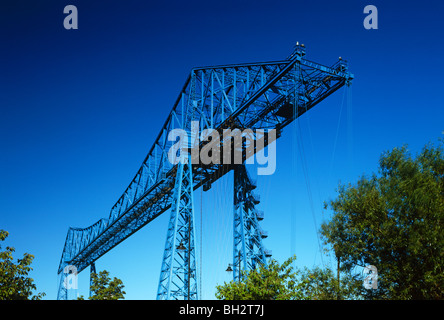 Tagsüber Blick auf die Schwebefähre über den Fluss tragen in Middlesbrough, Tees Valley Stockfoto