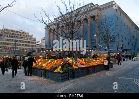 Obst- und Gemüsemarkt am Hötorget in Stockholm Schweden mit Royal Concert Hall in den Hintergrund. Stockfoto