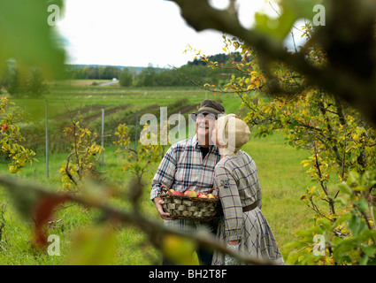 Frau küssen Mann im Garten Stockfoto