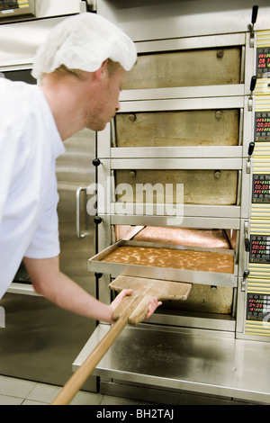 Kuchen aus dem Ofen gerissen Stockfoto