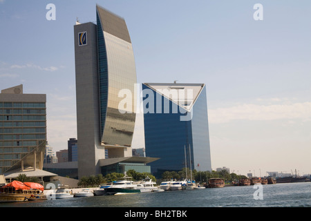 Dubai Vereinigte Arabische Emirate der National Bank of Dubai und die IHK-Gebäude an der Seite des Dubai Creek in Deira Stockfoto