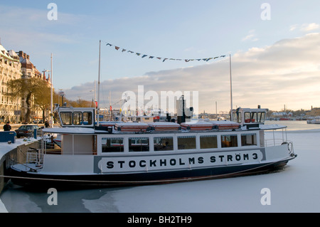 Fahrgast-Charta ferry Stockholms Ström 3, vertäut am Nybrokajen in Stockholm, an einem Wintertag. Stockfoto