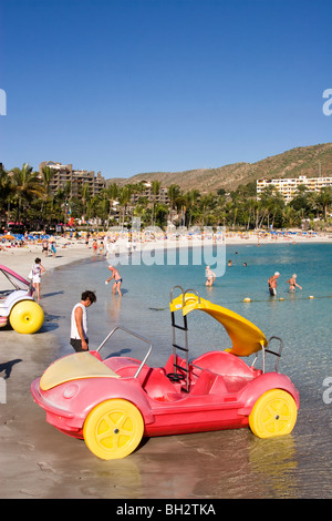 Schöne vertikale Aufnahme am Strand von Anfi del Mar im Süden von Gran Canaria, zeigt die unverwechselbare Tretboote und weißem sand Stockfoto