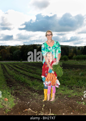 Mutter und Tochter auf Feld Stockfoto