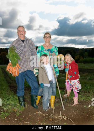 Familie in einem Feld Stockfoto