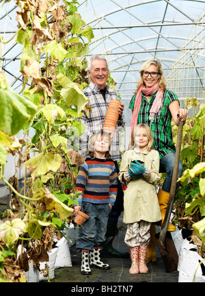 Familie im grünen Haus Stockfoto