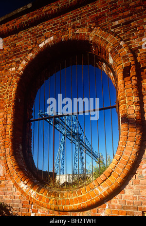 Tagsüber Blick auf die Schwebefähre über den Fluss tragen in Middlesbrough, Tees Valley Stockfoto