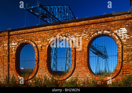 Tagsüber Blick auf die Schwebefähre über den Fluss tragen in Middlesbrough, Tees Valley Stockfoto