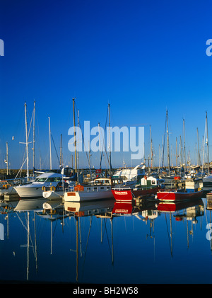 Im Sommer Blick auf Amble Marina mit Booten und Yachten in Northumberland Stockfoto