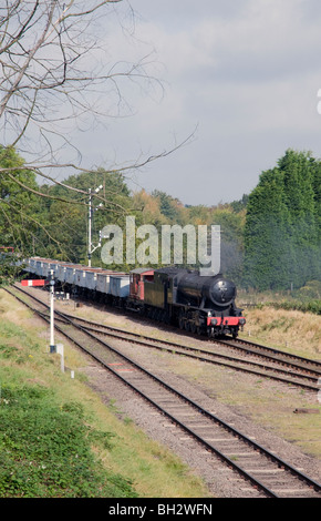 Krieg-Abteilung Klasse 8f Dampfmaschine, 90733, nähert sich Quorn und Woodhouse Station, großes zentrales Gleis, uk Stockfoto