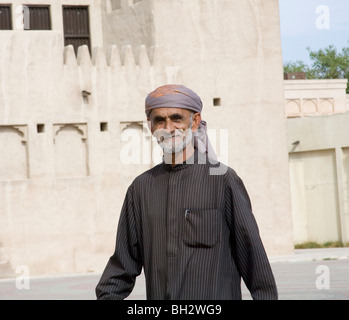 Dubai Vereinigte Arabische Emirate älteren arabischen Mann trägt eine Pin gestreift Thobe und lila und Orange Kufiya Stockfoto